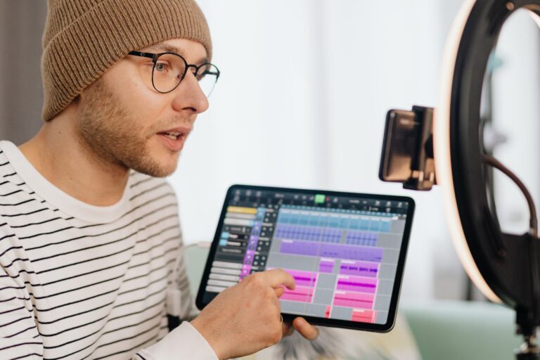 How Digital Creators Keep Audiences Entertained Every Day