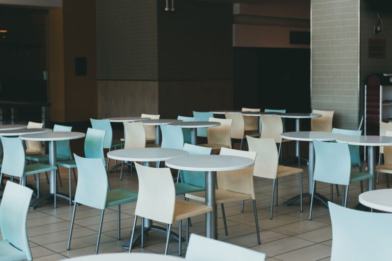 From Gallons to Pounds: Full Drink Dispensers on Commercial Restaurant Tables