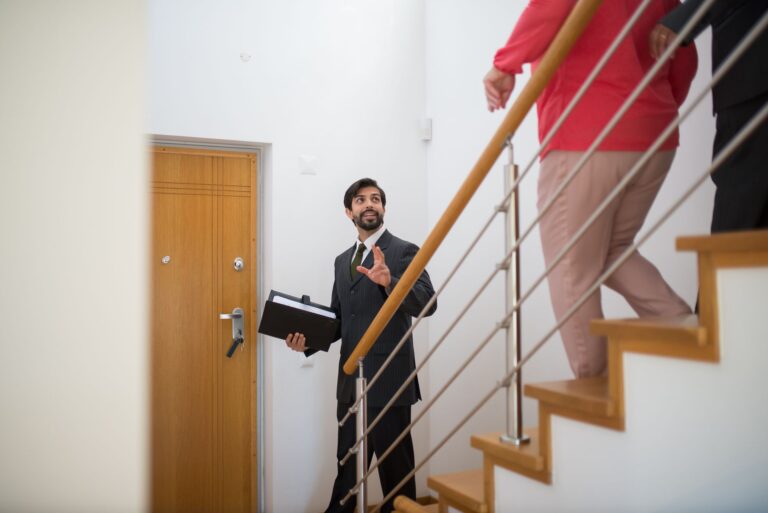 9 Factors to Compare When Looking for a Real Estate Agent